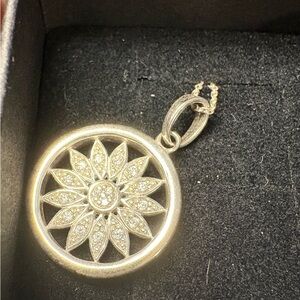 Beautiful Daisy pendant